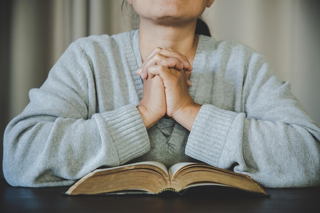 Zdjęcie modlitwa kobieta ręka