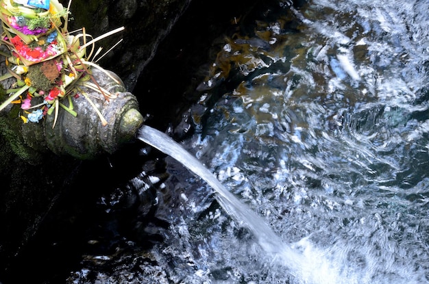 Modlitwa w świętej źródlanej wodzie świętego basenu w świątyni Pura Tirta Empul