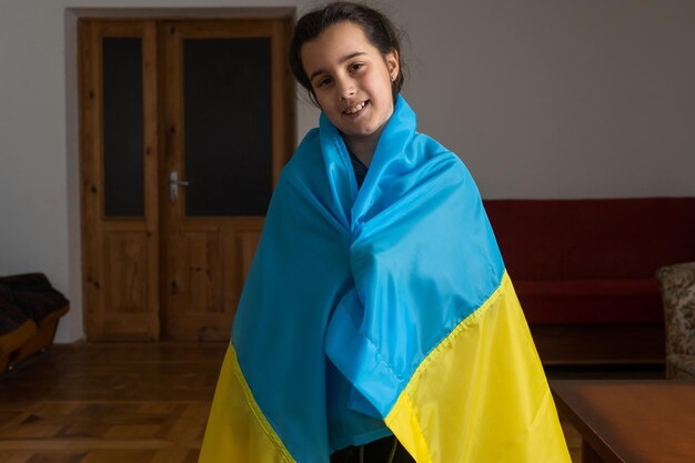 Modlitwa za Ukrainę. Dziecko z flagą Ukrainy. mała dziewczynka z flagą Ukrainy.
