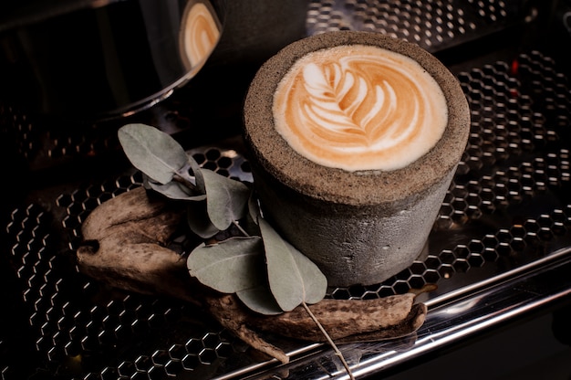 Modna betonowa doniczka z piękną latte art