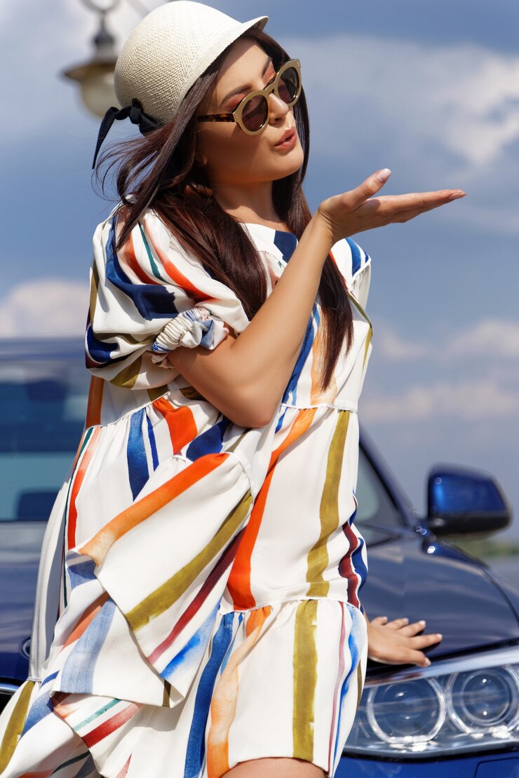 Zdjęcie modna brunetka w pobliżu samochodu