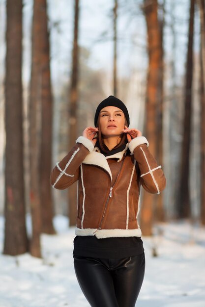 Modna brunetka w stylowej zimowej kurtce
