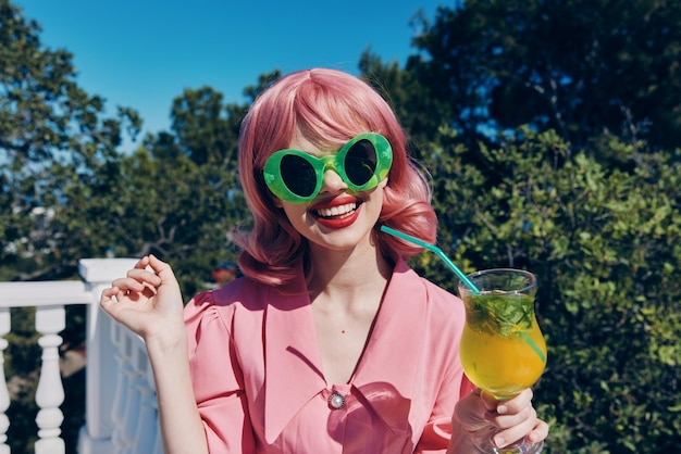 Modna kobieta zielone okulary glamour koktajl zabawa Letni dzień