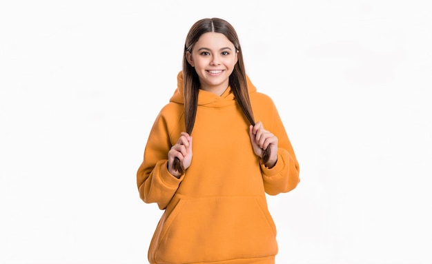 modna nastoletnia dziewczyna izolowana na białym tle portret modnej nastolatki w studiu zdjęcie modnej nastoletniej dziewczyny w żółtym modnym nastolatkiem w stylu jesieni