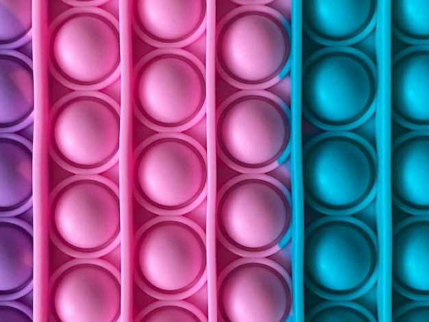 Modna popularna silikonowa kolorowa antystresowa zabawka pop it Zbliżenie Ktoś push sensoryczny popit Modny motyw z tik tok