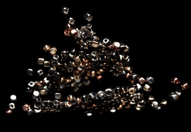 Modna srebrna kulkowa kostka z pięknym szczegółem pracy jest wartością Luksusowa srebrna miedziana metalowa kulkowa sekwinka jest trendem mody i lata w powietrzu Czarne tło izolowane selektywne rozmycie ostrości