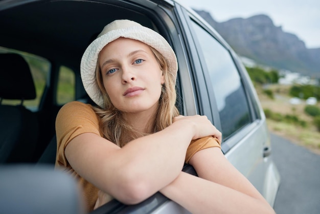 Modna uroda i wycieczka samochodowa z kobietą w samochodzie na wakacje lub wakacje latem Zmierz się z transportem i podróżą z atrakcyjną młodą kobietą siedzącą w pojeździe na drodze do wolności