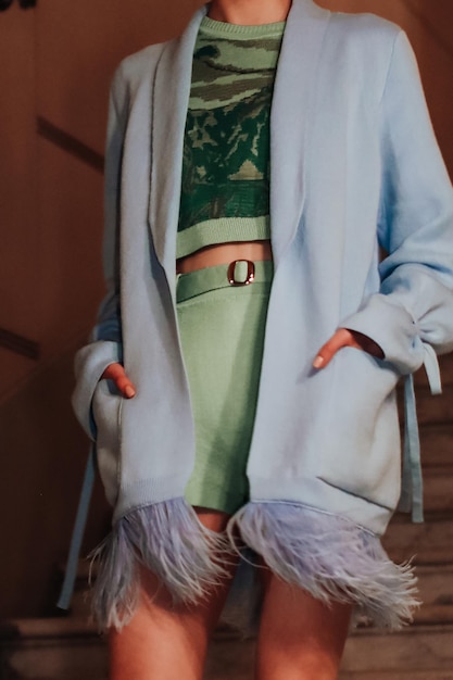 Modne damskie detale zielonego szortów stylowego swetra i dzianinowego niebieskiego kardiganu z piórami