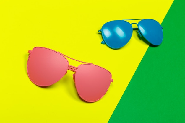 Modne okulary przeciwsłoneczne na minimalistycznym kolorowym tle