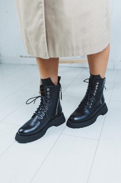 Modne skórzane sznurowane buty na kobiecych stopach zbliżenie modne Nowa kolekcja skórzanych jesiennych butów damskich