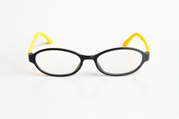 Modne stylowe okulary na białym tle
