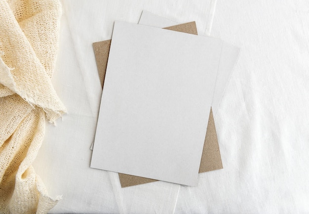 Modne tło papeterii papierowej biała karta do pisania na białym stole Ślub kobiece tło
