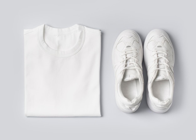 Modne ubrania damskie na białym tle Podstawowa koszulka i trampki Płaski widok z góry
