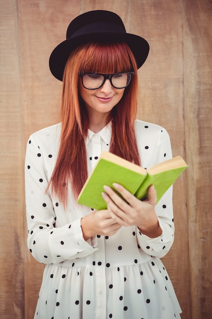 Zdjęcie modniś kobieta czyta zieloną książkę
