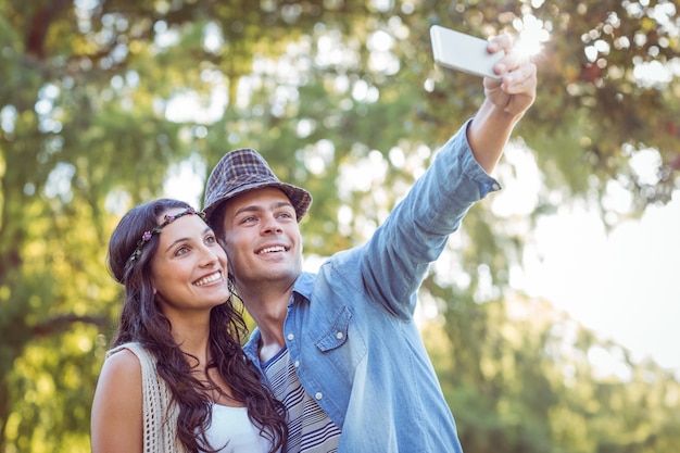 Modniś para bierze selfie