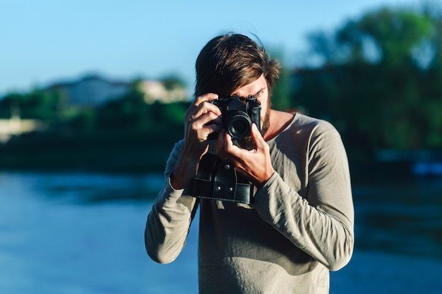 Modnisia Mężczyzna Bierze Fotografię Na Retro Kamerze Plenerowej