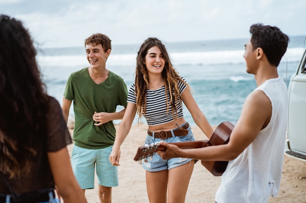 Modnisiów przyjaciele cieszy się czas na plaży