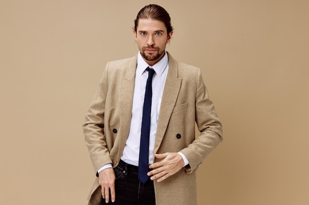 Zdjęcie modny mężczyzna w garniturze z krawatem pozujący na odosobnionym tle zdjęcie wysokiej jakości