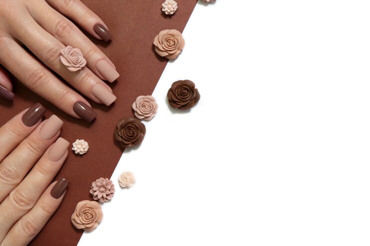 Modny naturalny brązowo-beżowy manicure na kwadratowe paznokcie