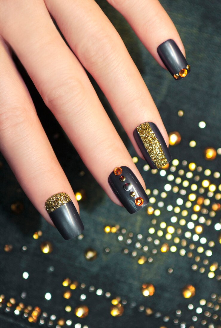 Modny niebieski manicure na kwadratowych paznokciach ze złotymi cekinami