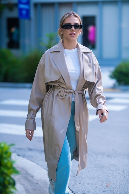 Modny płaszcz modny butik kosmetyczny reklamujący modę uliczną w stylu pięknej modelki noszącej modę