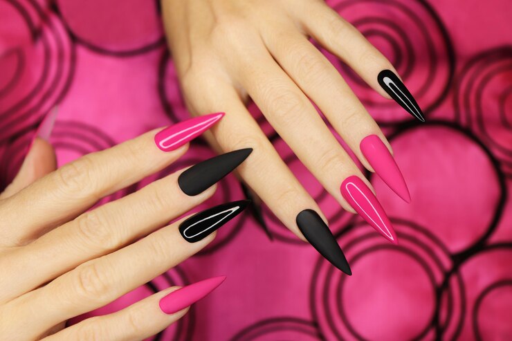 Modny różowo-czarny manicure na długich ostrych paznokciach