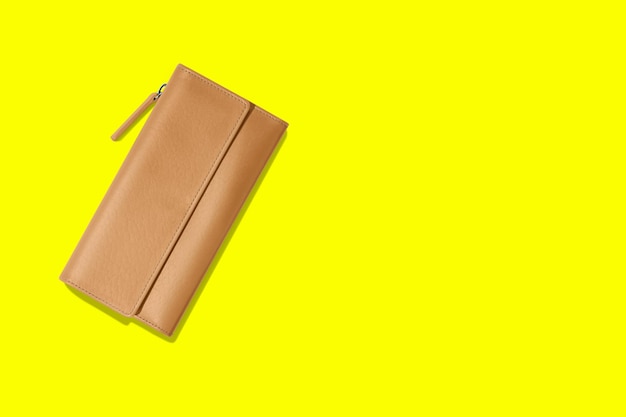 Modny skórzany portfel damski na żółtym tle dodał miejsce na tekst