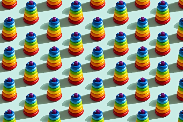 Modny Wzór Piramidy Kolorowe Zabawki Na Niebieskim Tle, Koncepcja Dzieciństwa