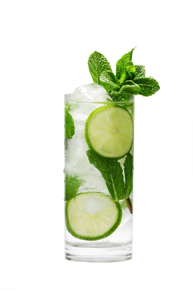 Mojito letni orzeźwiający koktajl z lodem i miętą