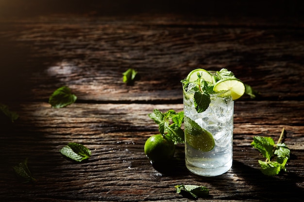 Mojito orzeźwiający zimny napój na drewnie