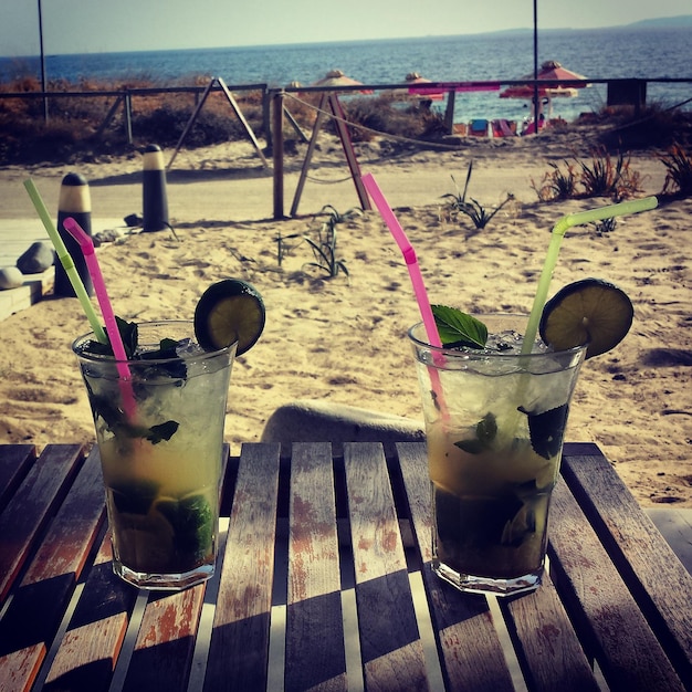 Mojito Podawane Na Drewnianym Stole Na Plaży