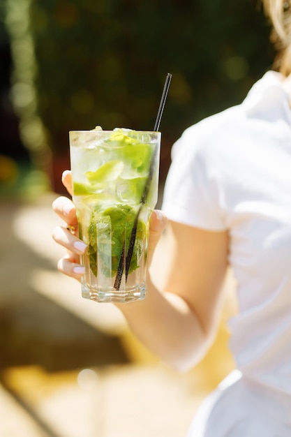 mojito w dłoni