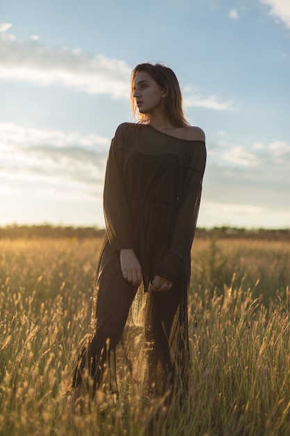 Mokra Dziewczyna W Wodzie Z Trzcinami, Emocjonalny Portret Dziewczyny W Wodzie