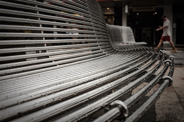 Zdjęcie mokra metalowa ławka w parku