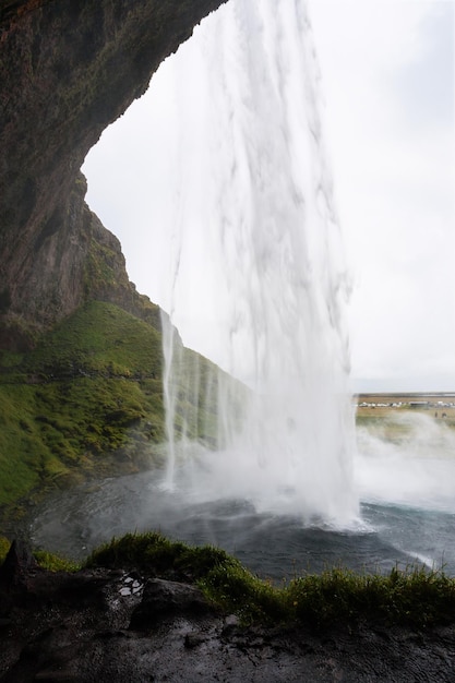 Mokra ścieżka w jaskini wodospadu Seljalandsfoss