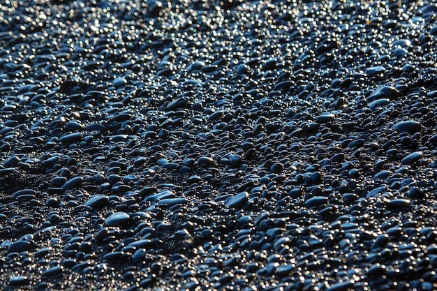 Mokre Ciemne Kamyki I Skały Na Wybrzeżu Oceanu Czarna Plaża Reynisfjara Na Islandii