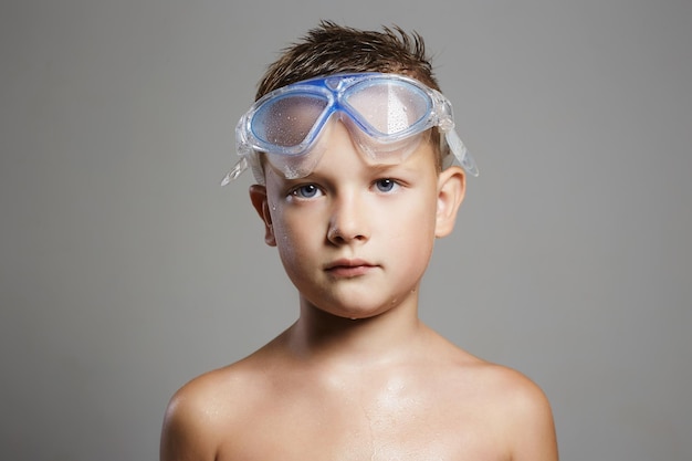 Mokre dziecko w okularach pływackich