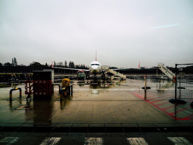 Zdjęcie mokry pas startowy lotniska na tle nieba w porze deszczowej
