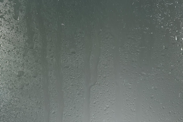 mokry szklany kondensat w tle / abstrakcyjny deszcz, krople tekstury na przezroczystym szkle