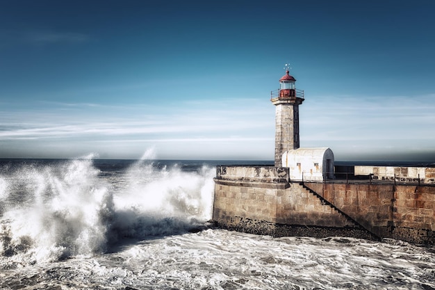 Moleh do latarni morskiej Douro na Oceanie Atlantyckim