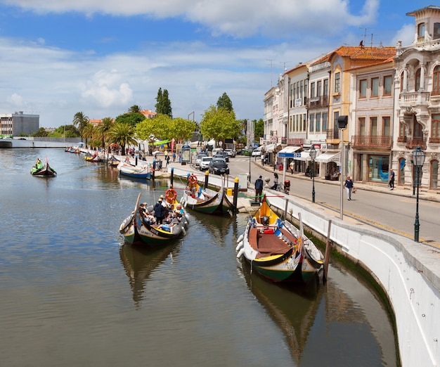 Moliceiro łodzie żegluje w środkowym kanale w Aveiro, Portugalia