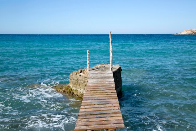 Molo i morze przy Hort zatoczką i plażą, Ibiza, Hiszpania