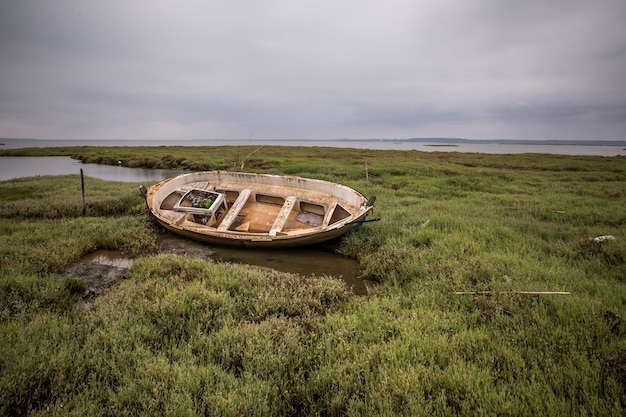 Molo na palach carrasqueira w Portugalii Tradycyjna wioska rybacka