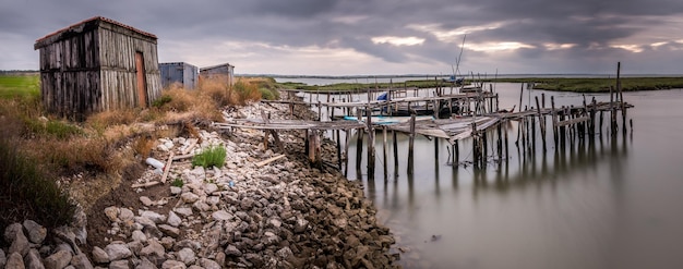 Molo na palach carrasqueira w Portugalii Tradycyjna wioska rybacka