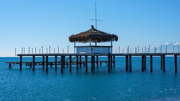 Molo na plaży i uspokajające widoki na morze