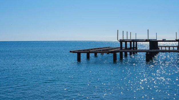 Molo na plaży i uspokajające widoki na morze