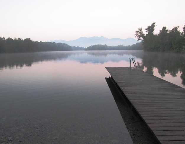 Molo nad jeziorem Chiemsee na czystym niebie w Bawarii