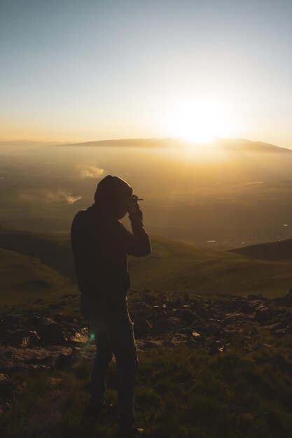 Molodoj fotograf fotografiruet pejzazi