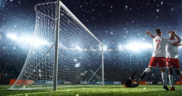 Moment meczu piłki nożnej na profesjonalnym stadionie