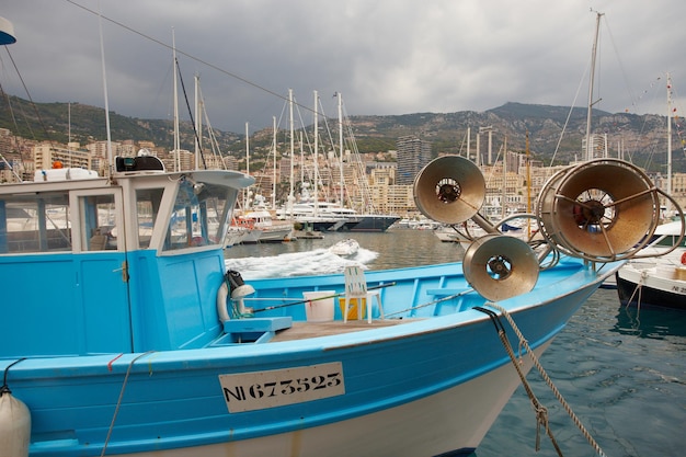 Monako, Monte-Carlo, 25.09.2008: Kuter rybacki w Port Hercule, Widok z wody, luksusowe jachty w porcie Monako, Etats-Uni, Piscine, Hirondelle